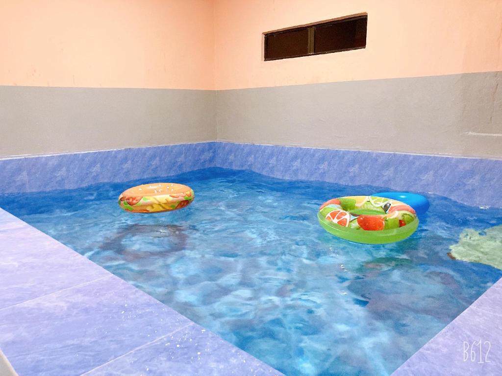 馬六甲的住宿－FAHANAZ RESIDENCE，水上公园游泳池里的两个充气池