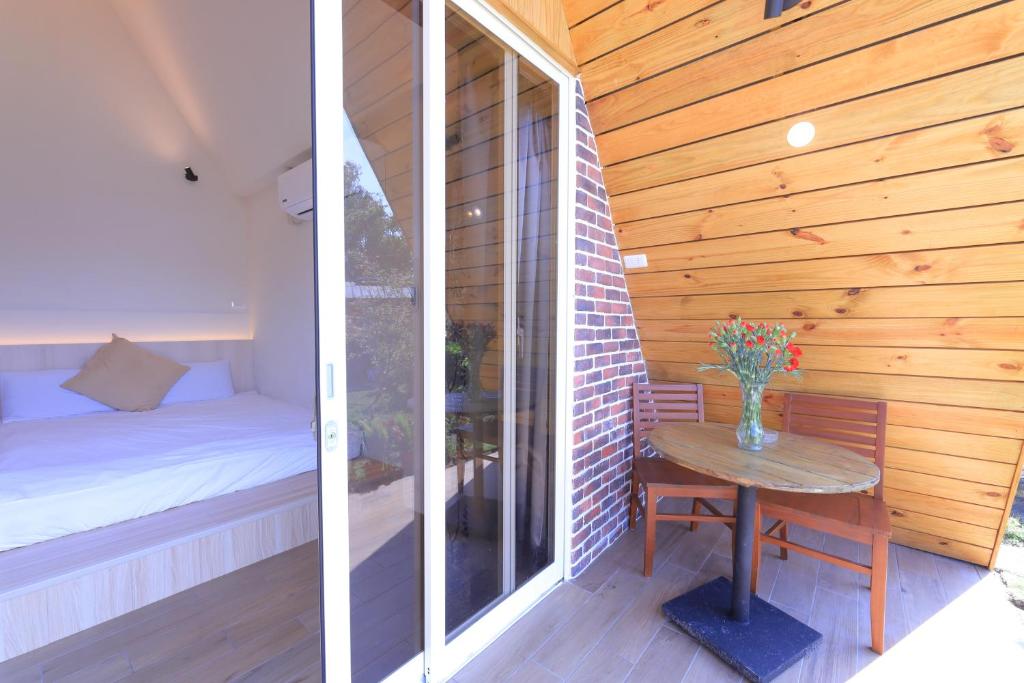 Postel nebo postele na pokoji v ubytování Jiang's B&B 江院子庭園民宿