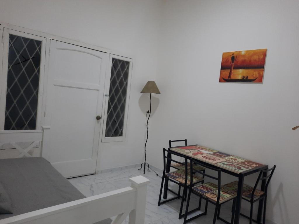 Habitación con mesa, cama y lámpara. en Departamento Ideal para disfrutar Mendoza en Mendoza