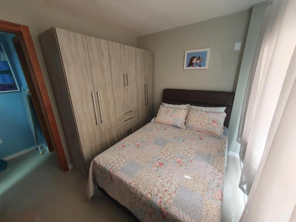  Ap 01 Dormitório - Balneário Camboriú - 04 pessoas - Ar-condicionado - Garagem privativa no prédio - A uma quadra da Roda Gigante BIG WHEEL Pé na areia - Wi-Fi free 100 Mega - Telecines - HBO - Top 10