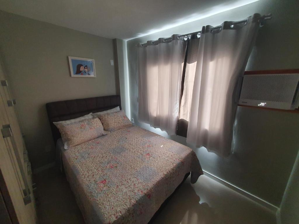  Ap 01 Dormitório - Balneário Camboriú - 04 pessoas - Ar-condicionado - Garagem privativa no prédio - A uma quadra da Roda Gigante BIG WHEEL Pé na areia - Wi-Fi free 100 Mega - Telecines - HBO - Top 10