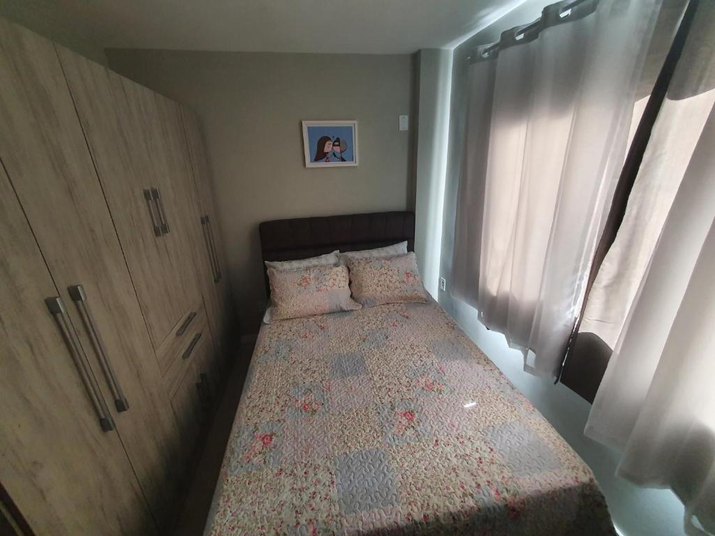  Ap 01 Dormitório - Balneário Camboriú - 04 pessoas - Ar-condicionado - Garagem privativa no prédio - A uma quadra da Roda Gigante BIG WHEEL Pé na areia - Wi-Fi free 100 Mega - Telecines - HBO - Top 10