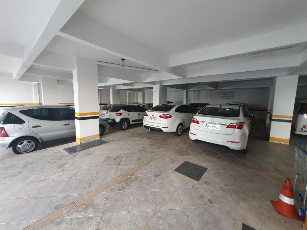  Ap 01 Dormitório - Balneário Camboriú - 04 pessoas - Ar-condicionado - Garagem privativa no prédio - A uma quadra da Roda Gigante BIG WHEEL Pé na areia - Wi-Fi free 100 Mega - Telecines - HBO - Top 10