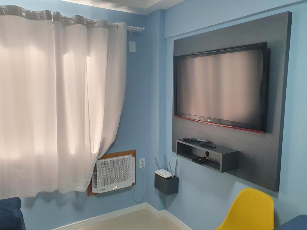  Ap 01 Dormitório - Balneário Camboriú - 04 pessoas - Ar-condicionado - Garagem privativa no prédio - A uma quadra da Roda Gigante BIG WHEEL Pé na areia - Wi-Fi free 100 Mega - Telecines - HBO - Top 10