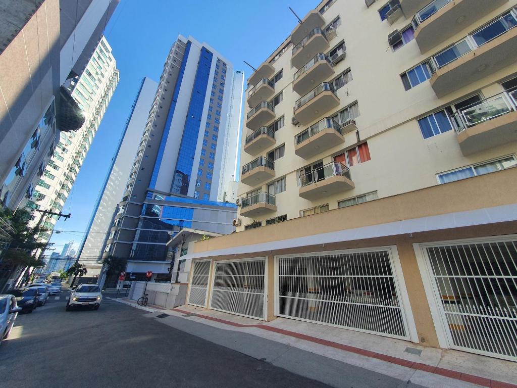  Ap 01 Dormitório - Balneário Camboriú - 04 pessoas - Ar-condicionado - Garagem privativa no prédio - A uma quadra da Roda Gigante BIG WHEEL Pé na areia - Wi-Fi free 100 Mega - Telecines - HBO - Top 10