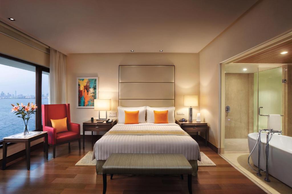 Postel nebo postele na pokoji v ubytování The Oberoi Mumbai