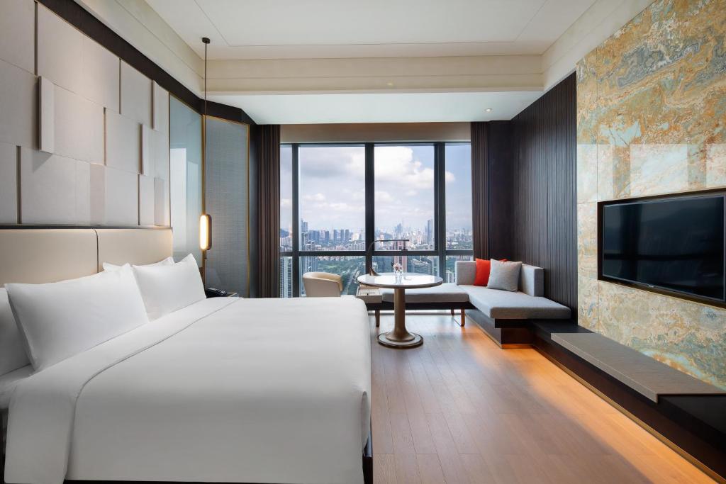 Postel nebo postele na pokoji v ubytování Crowne Plaza Shenzhen Nanshan by IHG