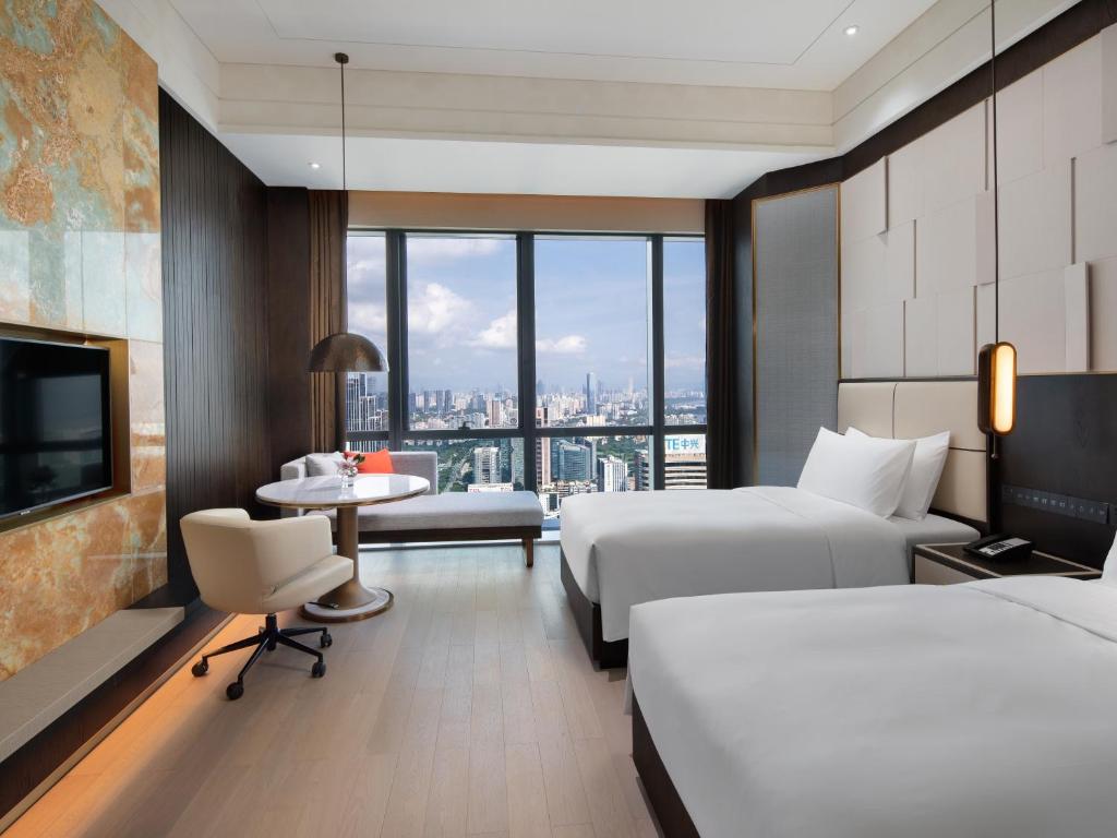 Postel nebo postele na pokoji v ubytování Crowne Plaza Shenzhen Nanshan by IHG