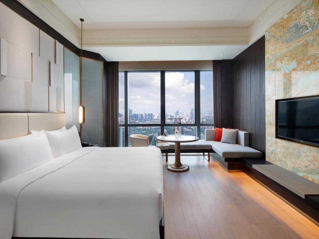 Postel nebo postele na pokoji v ubytování Crowne Plaza Shenzhen Nanshan by IHG