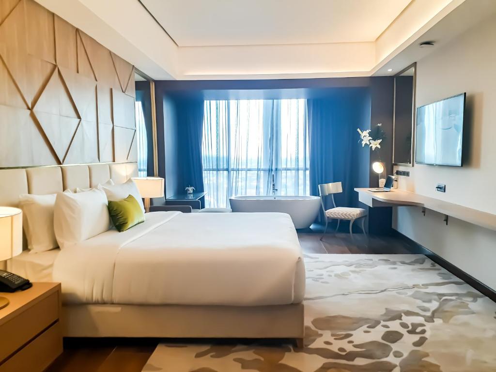 Cama ou camas em um quarto em The Excelsior Hotel Las Piñas