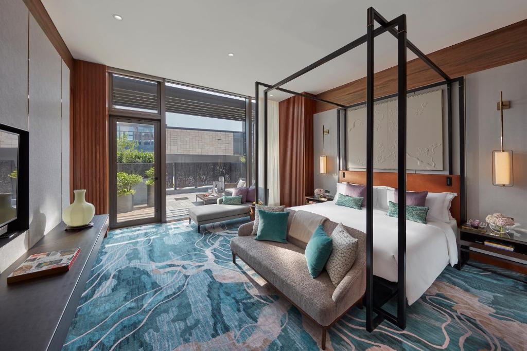 Postel nebo postele na pokoji v ubytování Mandarin Oriental Wangfujing, Beijing