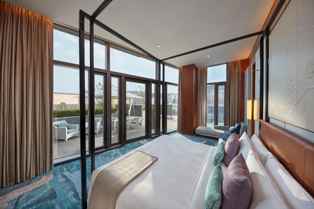Postel nebo postele na pokoji v ubytování Mandarin Oriental Wangfujing, Beijing