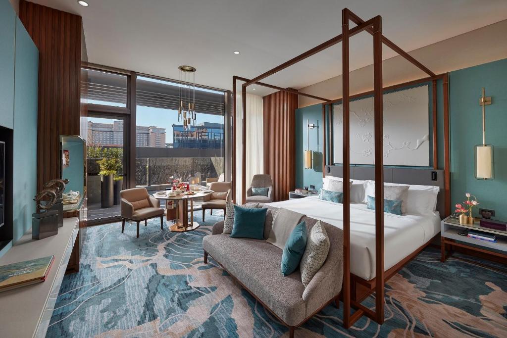 Postel nebo postele na pokoji v ubytování Mandarin Oriental Wangfujing, Beijing