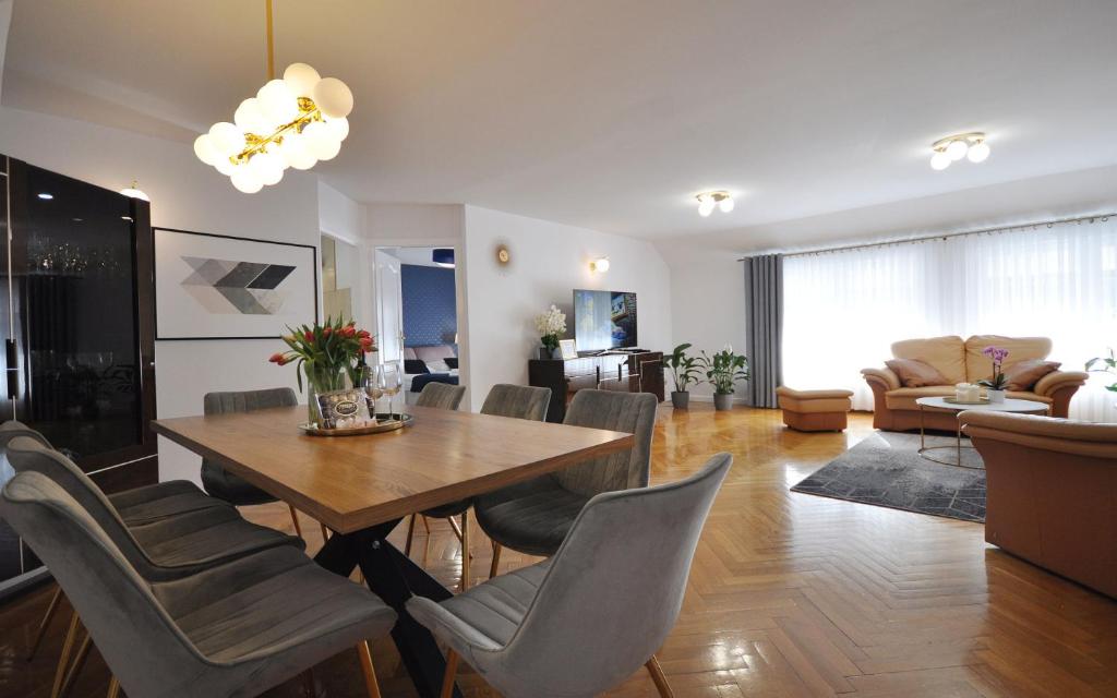 a living room with a dining table and chairs at Apartament Family First in Karpacz