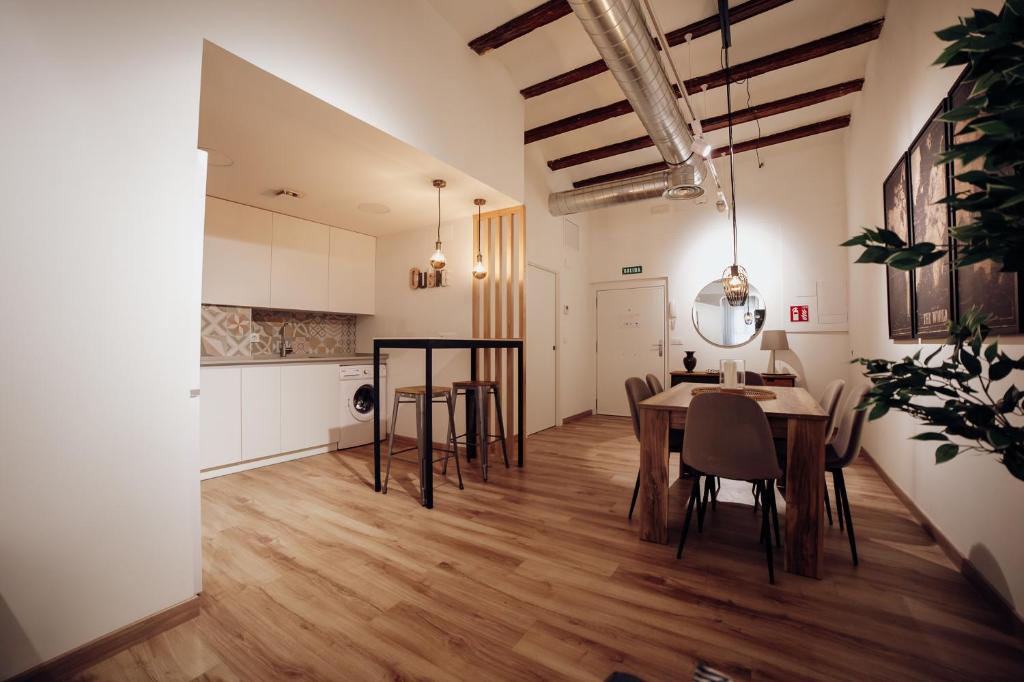 Apartamento Mercadal في توذيلا: مطبخ وغرفة طعام مع طاولة وكراسي