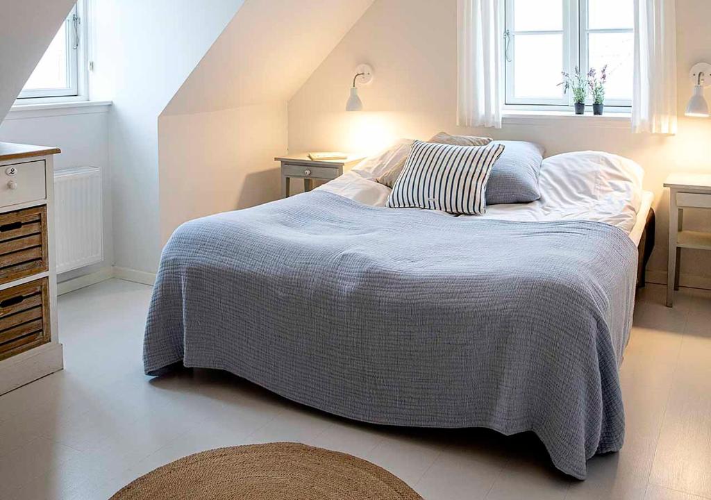 Postel nebo postele na pokoji v ubytování Hjerting Badehotel