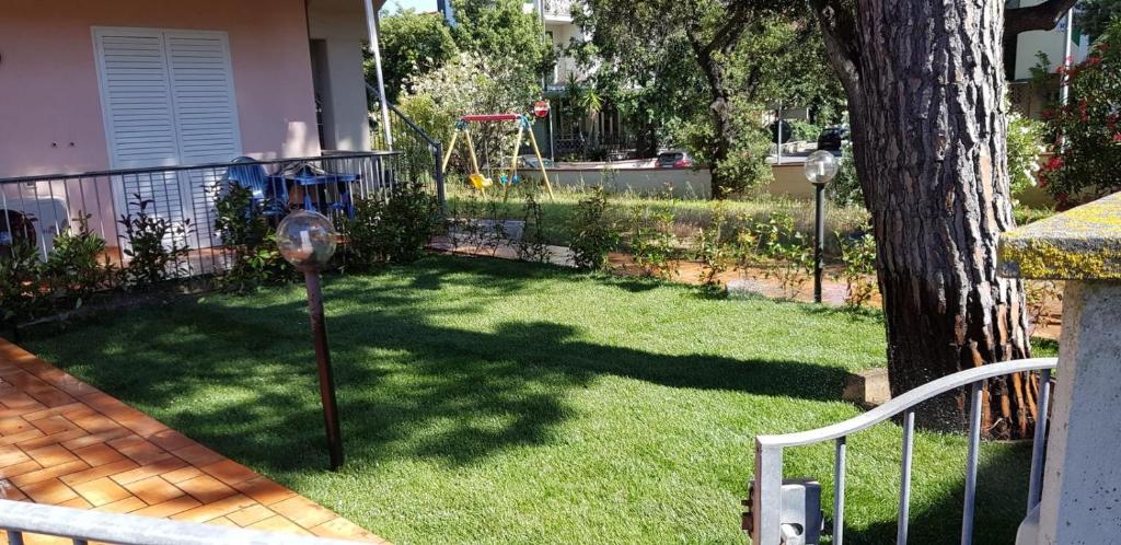 a yard with a parking meter in the grass at La Risacca in San Vincenzo