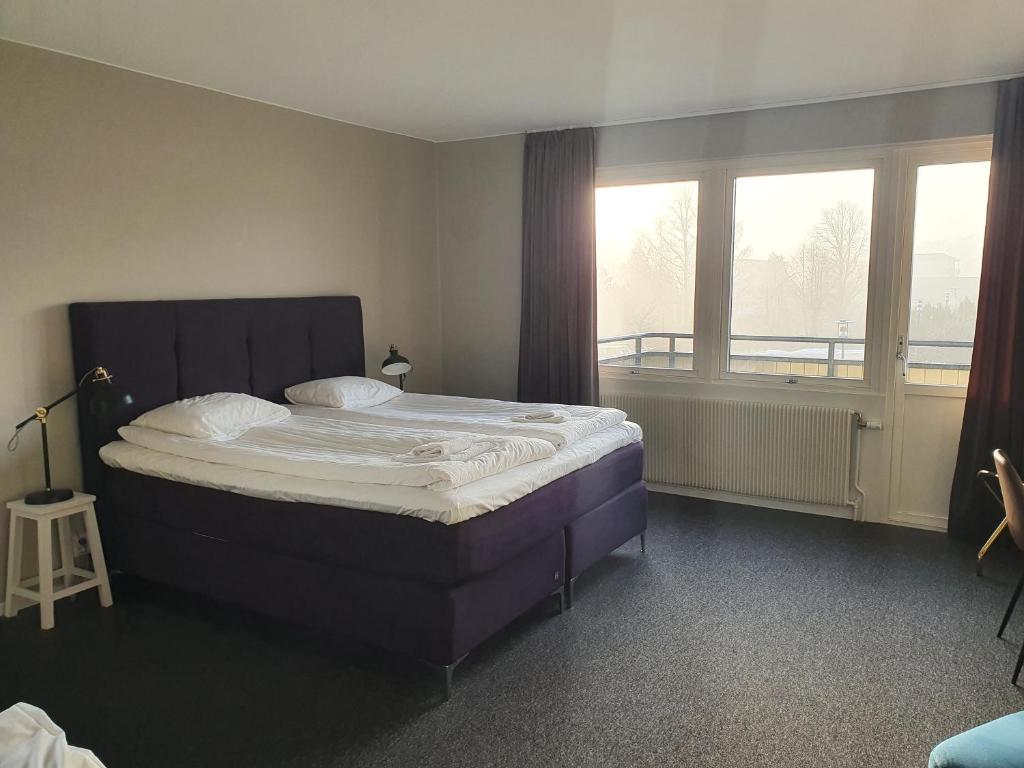 Postel nebo postele na pokoji v ubytování BriQ Hotell