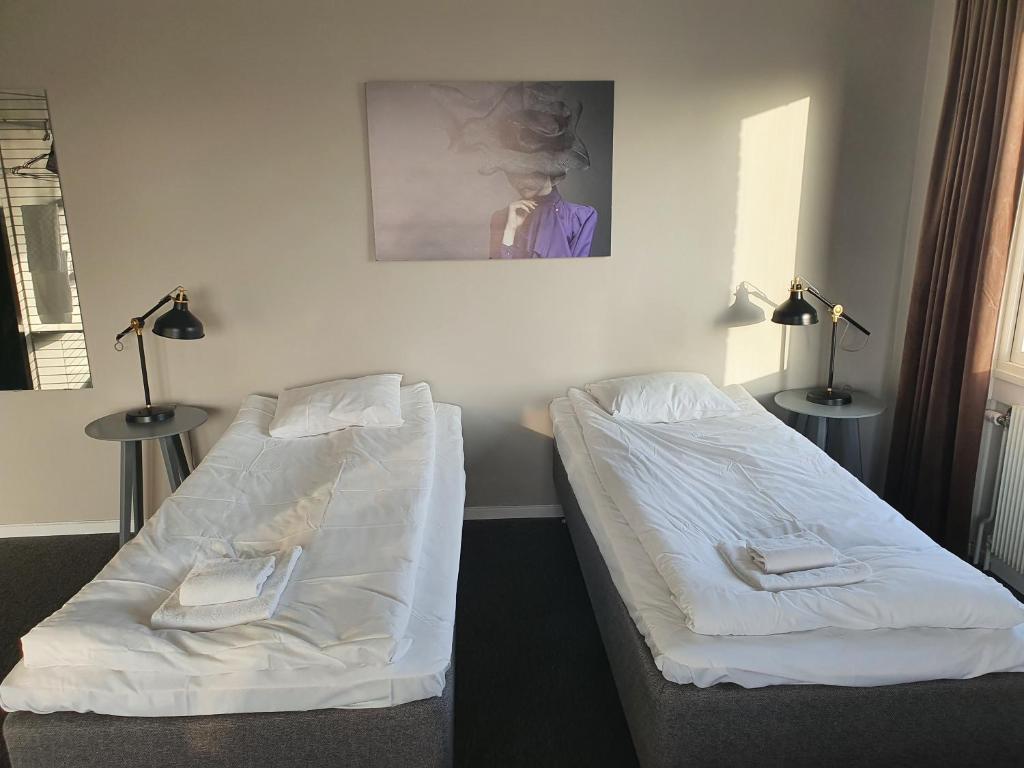Postel nebo postele na pokoji v ubytování BriQ Hotell