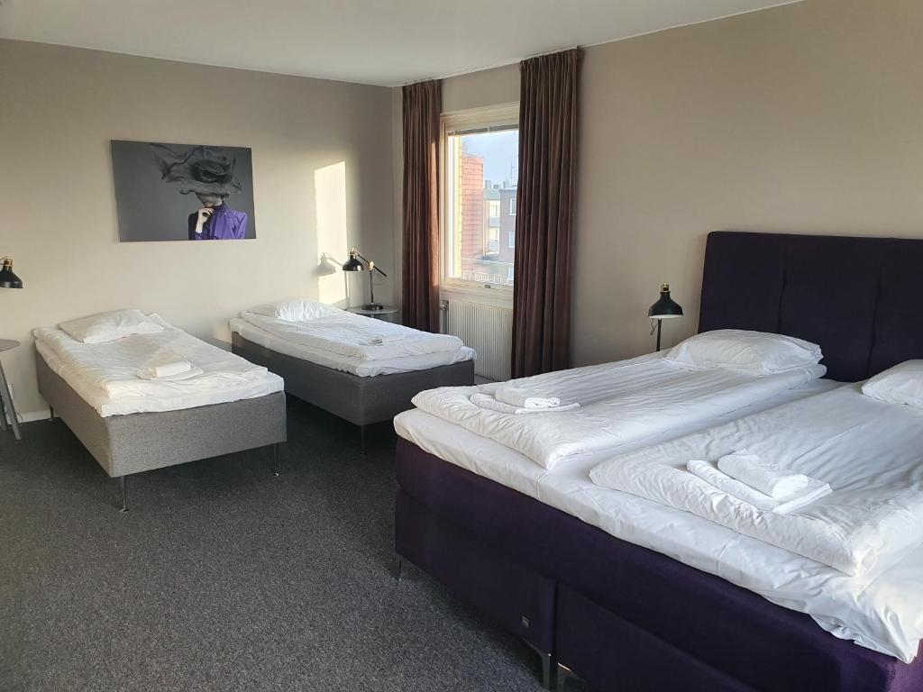Postel nebo postele na pokoji v ubytování BriQ Hotell