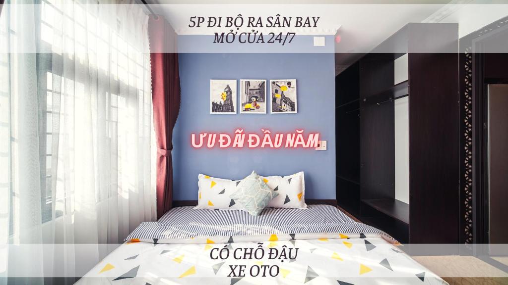 1 dormitorio con cama y pared azul en Dreamy Sky - Airport View Boutique Hotel en Da Nang