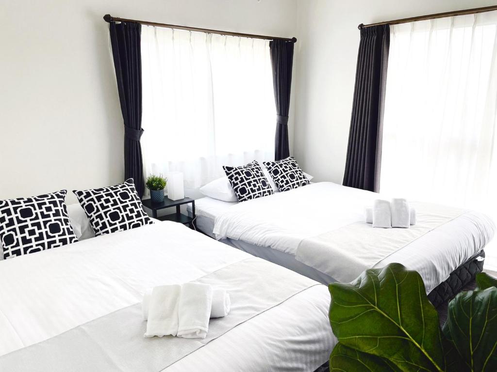Un pat sau paturi într-o cameră la OUCHI HOTEL SUITE Temma