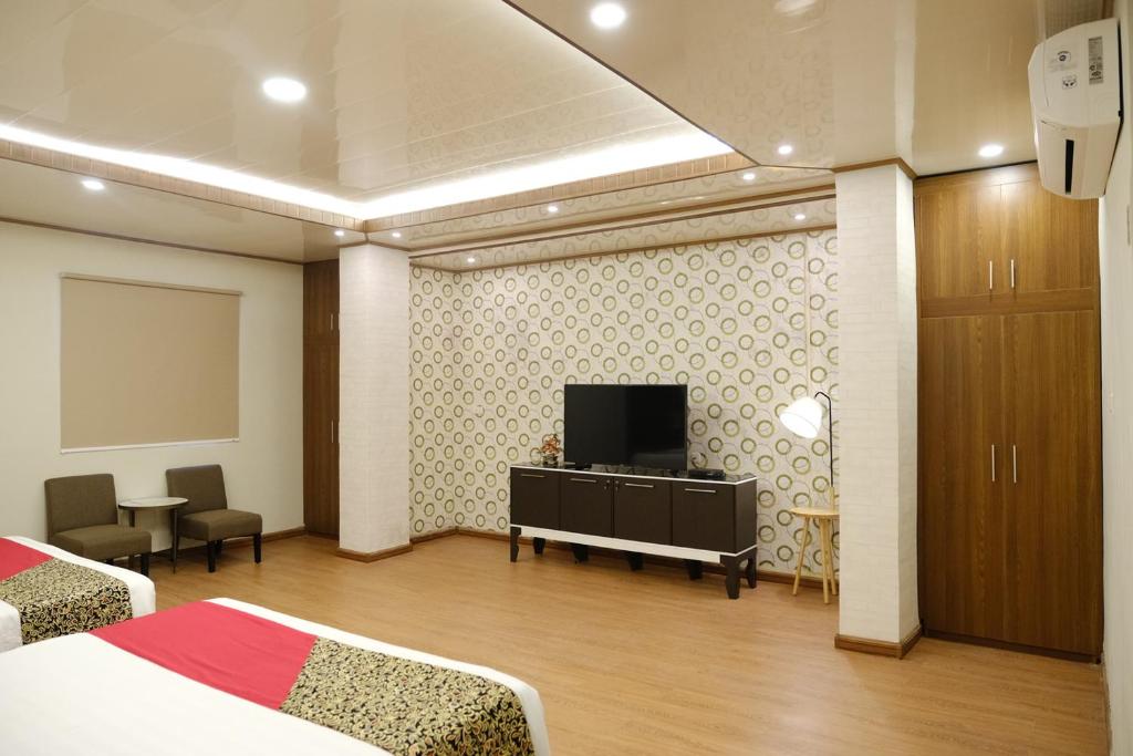 TV a/nebo společenská místnost v ubytování Joyful Hotel