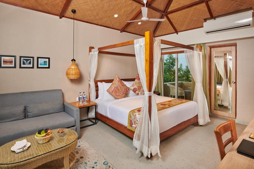 Postel nebo postele na pokoji v ubytování Swosti Chilika Resort