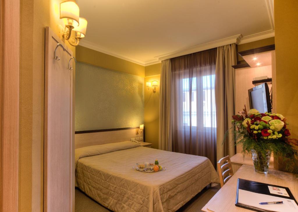 Кровать или кровати в номере Hotel Galileo