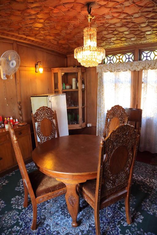 Posezení v ubytování Houseboat Zaindari Palace