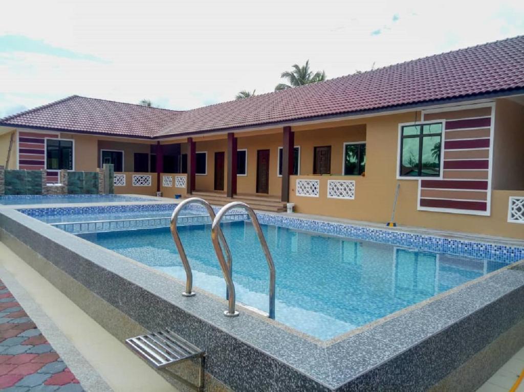 Bazén v ubytování Faris's Homestay & Resort nebo v jeho okolí