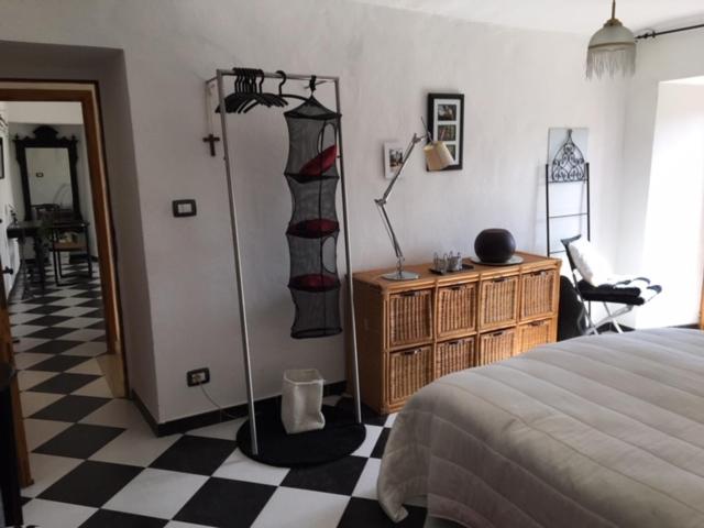 PontiにあるCasa Petra - Casa Tre Stelle - Casa Caneva - Ferien für 6-14 Personenのベッドルーム1室(ベッド1台、ドレッサー付)、