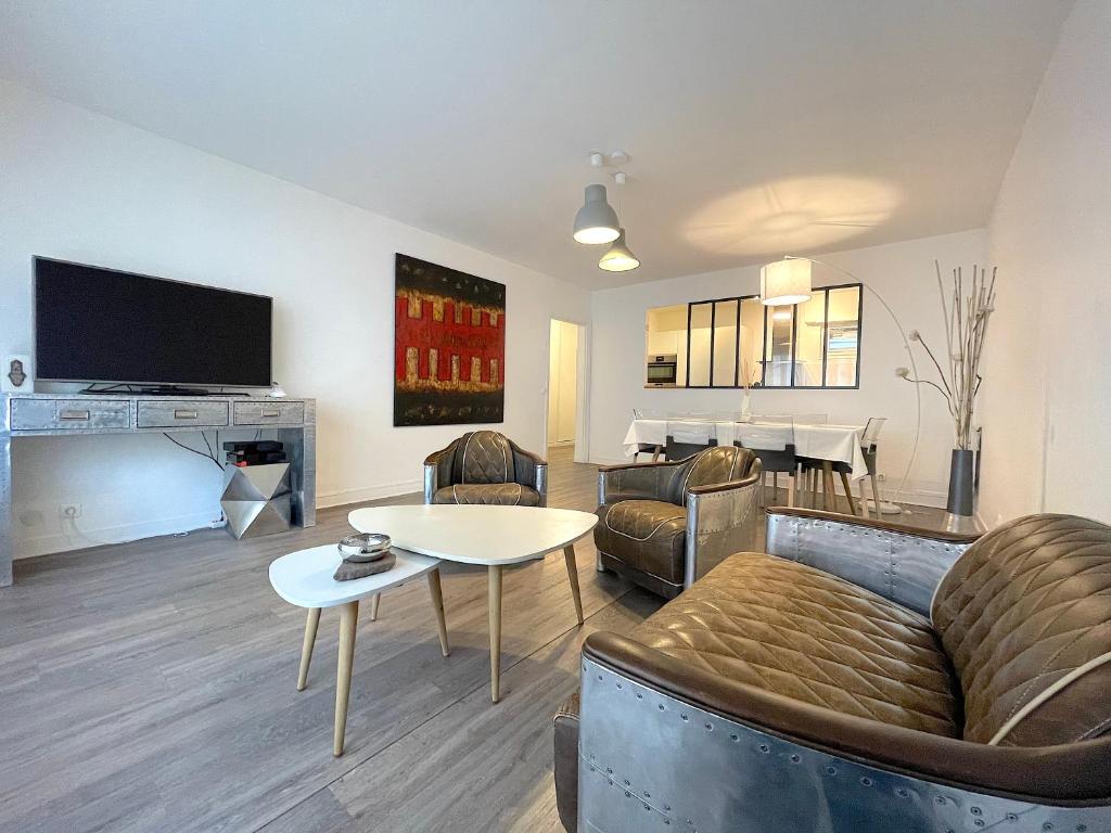 a living room with a couch and a table at L'IDEAL 112 - 85m2, 2 chambres, Parking & Cabine de plage in Deauville