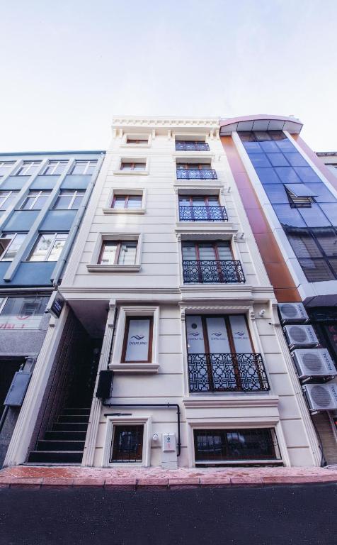 اقامتگاه زمینی - Overland Residence، اقامتگاه زمینی
