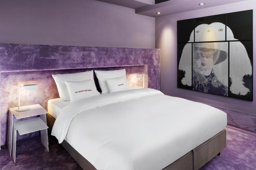 Postel nebo postele na pokoji v ubytování 25hours Hotel The Goldman
