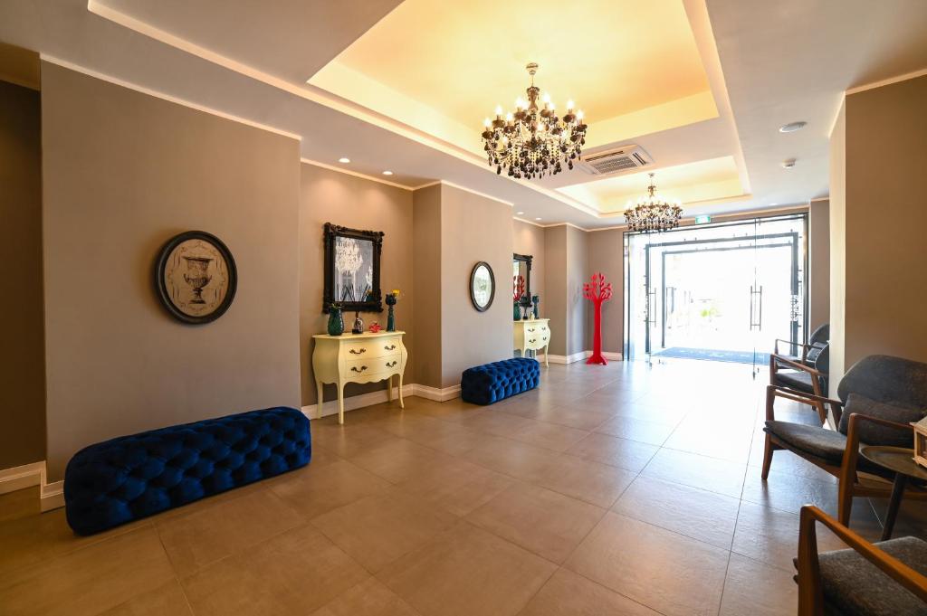 A seating area at Hotel Sogaris