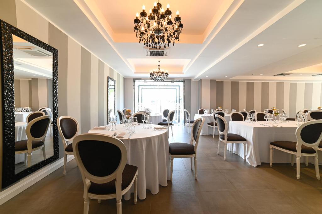 A restaurant or other place to eat at Hotel Sogaris