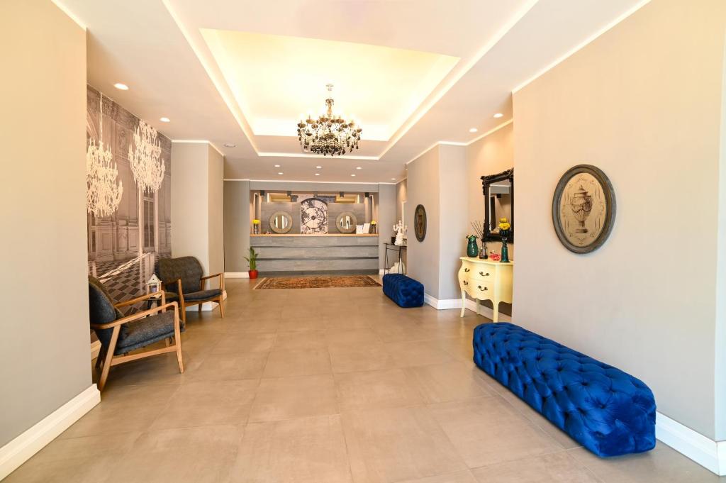 A seating area at Hotel Sogaris