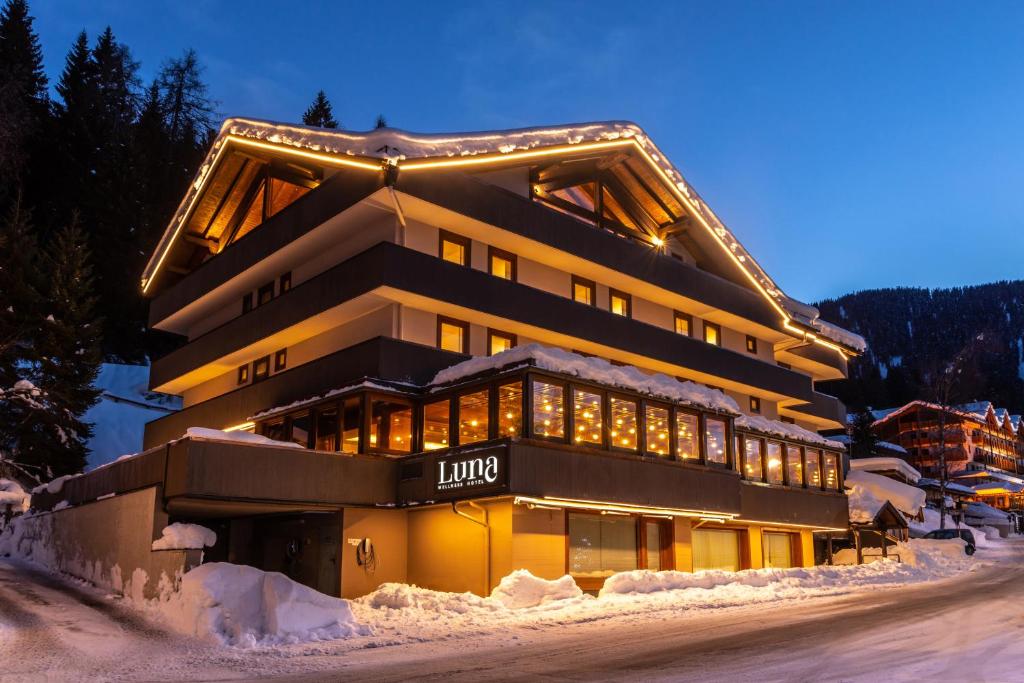 Nespecifikovaný výhled na hory nebo výhled na hory při pohledu z hotelu