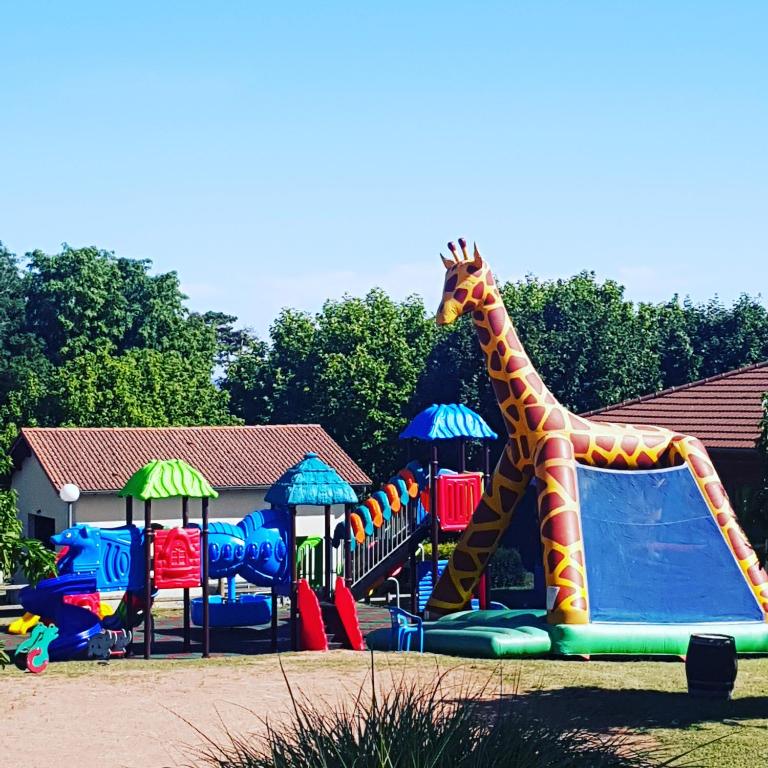 Herní místnost nebo prostor pro děti v ubytování Camping La Grappe Fleurie