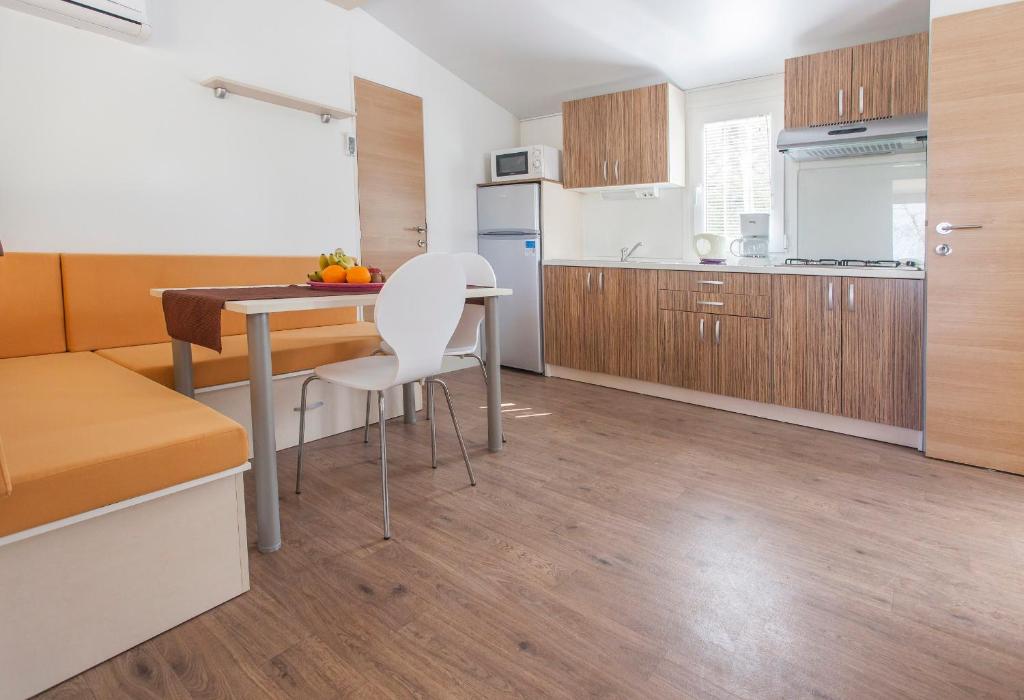 Kuchyňa alebo kuchynka v ubytovaní CHERRY Premium BIANCA Mobile homes Zelena Laguna