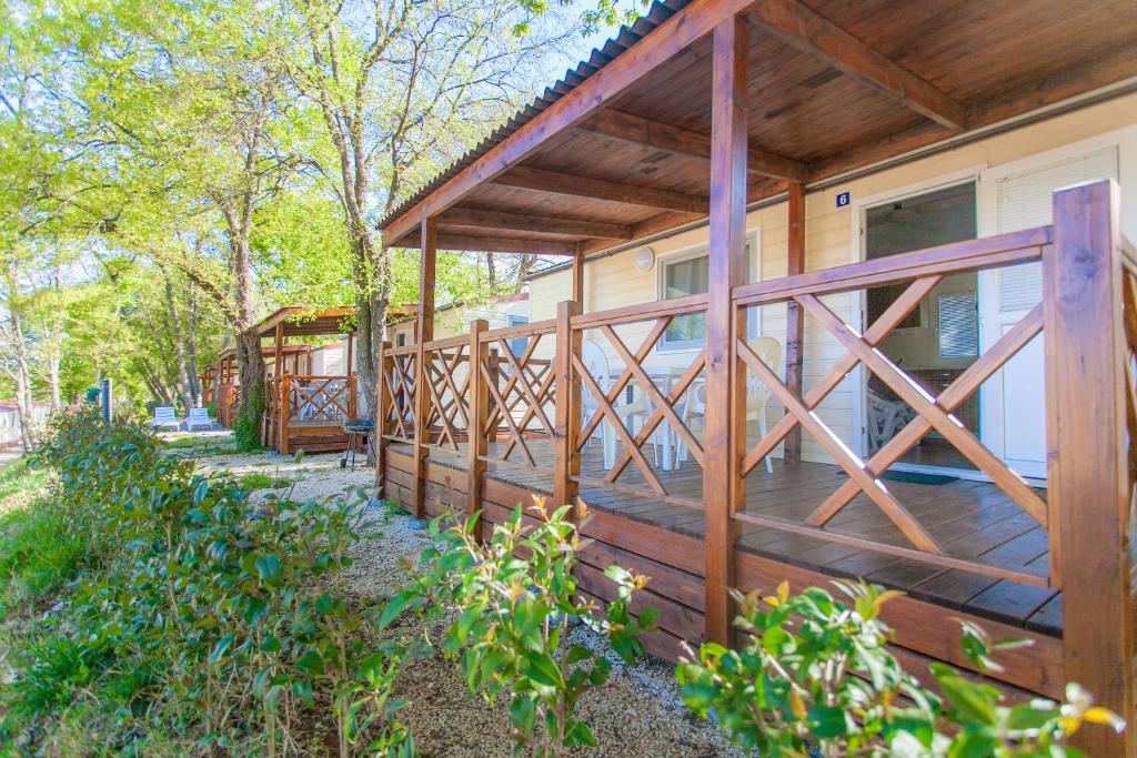 Vonkajšia záhrada v ubytovaní CHERRY Premium BIANCA Mobile homes Zelena Laguna