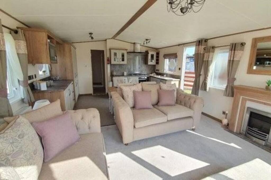 Abi Villa Deluxe Platinum Caravan Parkeston Uk Booking Com Abi Villa Deluxe Platinum Caravan Parkeston Uk Booking Com
