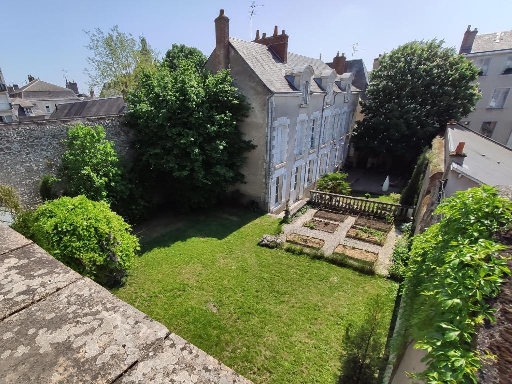 uitzicht vanaf het kasteel op de tuin van een gebouw bij DEMEURE DES CORDELIERS avec parking privé in Blois