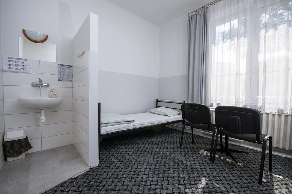 普熱梅希爾的住宿－Noclegi PODZAMCZE PTTK，一间带两把椅子、一个水槽和窗户的浴室