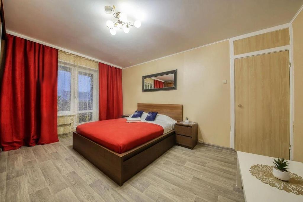モスクワにあるApartment Hanaka Domodedovo 20のベッドルーム1室(赤いベッド1台、窓付)