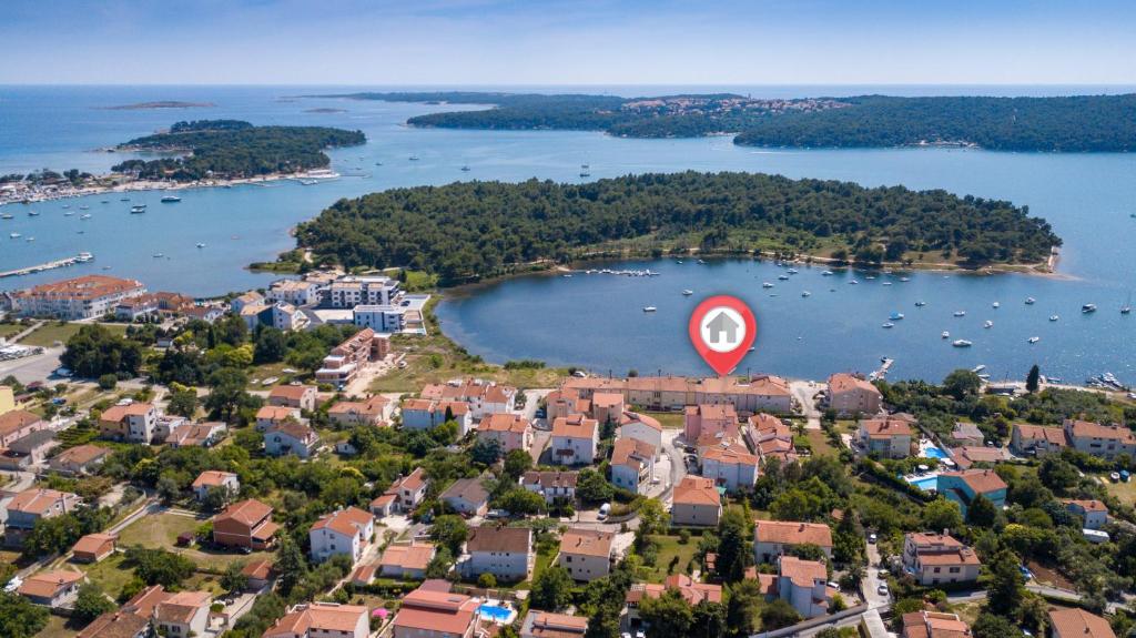 uma vista aérea de uma cidade e de um lago com uma placa em Ivana 26 em Medulin