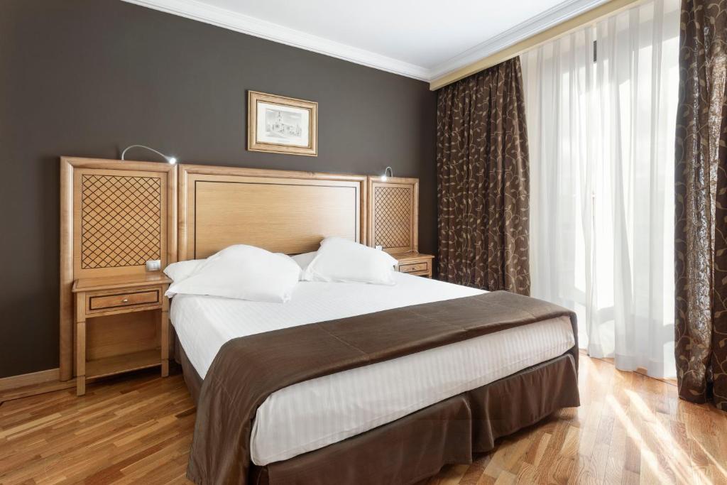 A bed or beds in a room at Exe Doña Carlota