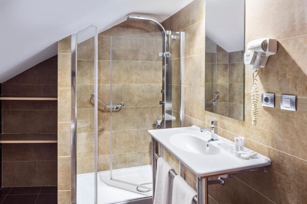 A bathroom at Exe Doña Carlota