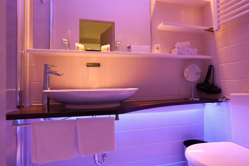 Koupelna v ubytování Hotel Modena